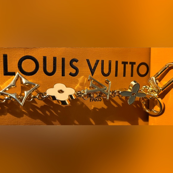 ✨❣️NWOT AUTHENTIC LOUIS VUITTON KEYCHAIN/CHARM! Beautiful!✨❣️ - Picture 1 of 13